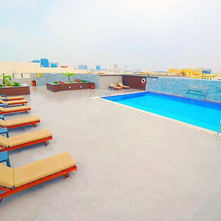 The Grand Lux Hotel Doha Exteriör bild Rooftop pool at the hotel
