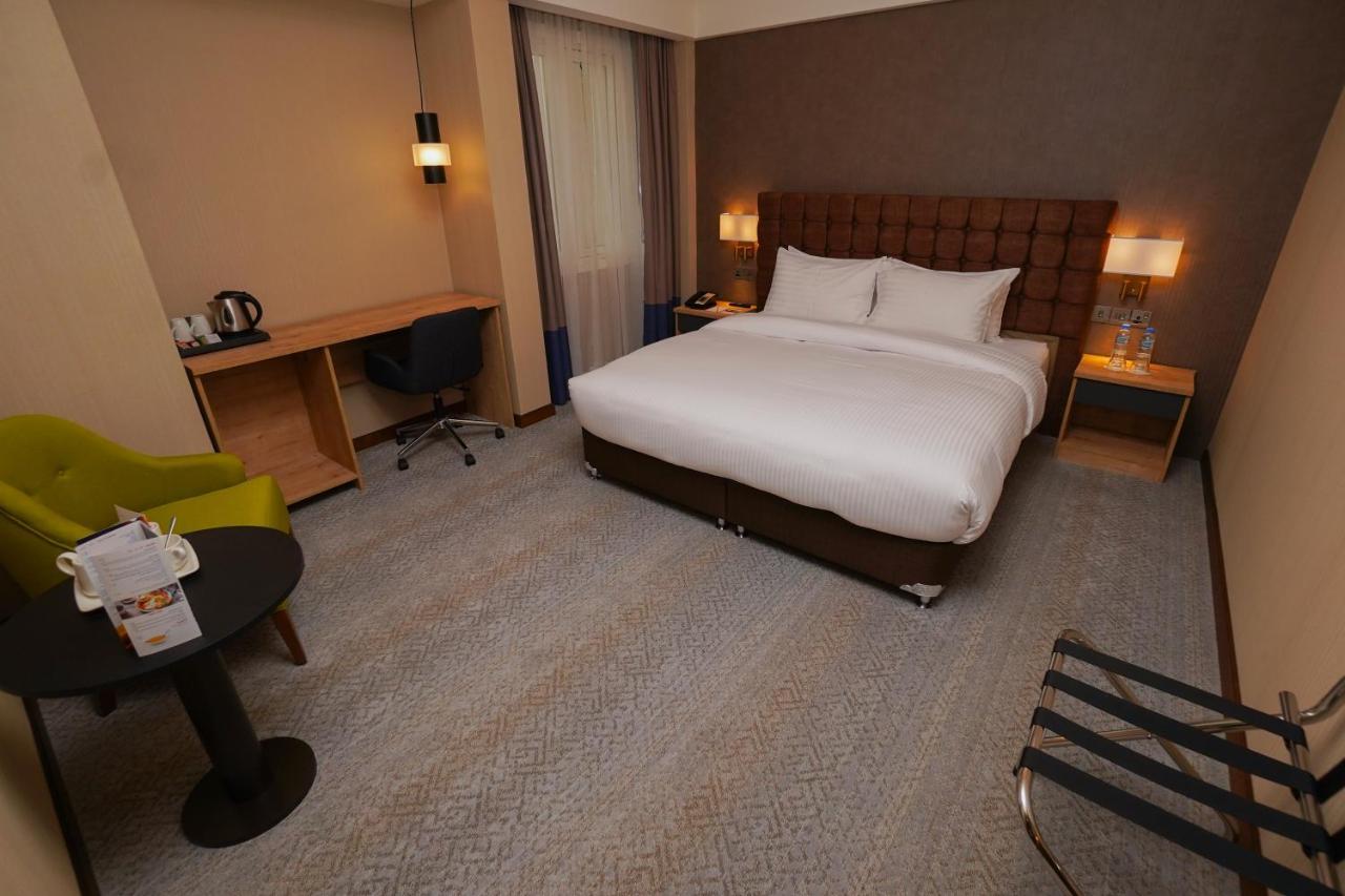 The Grand Lux Hotel Doha Exteriör bild A room at the hotel