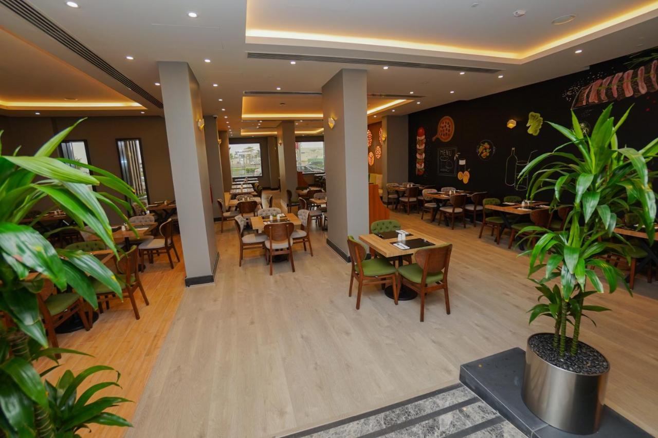 The Grand Lux Hotel Doha Exteriör bild Restaurant