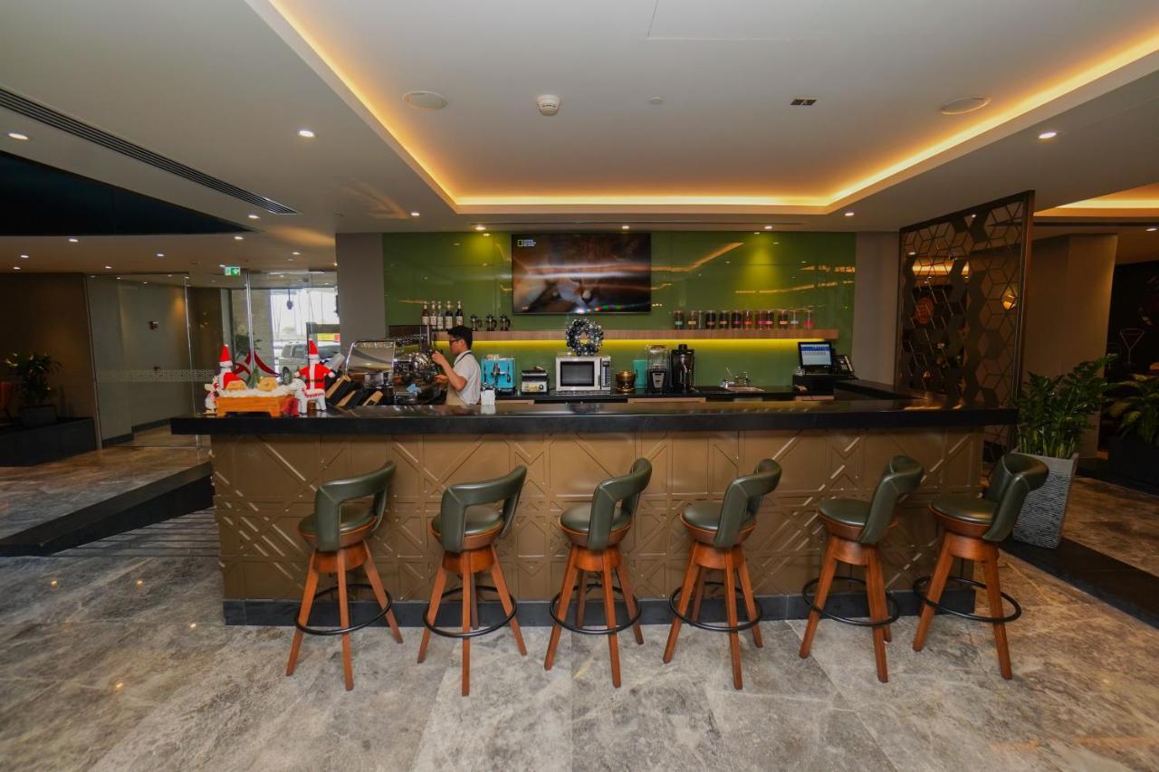 The Grand Lux Hotel Doha Exteriör bild The bar at the lounge