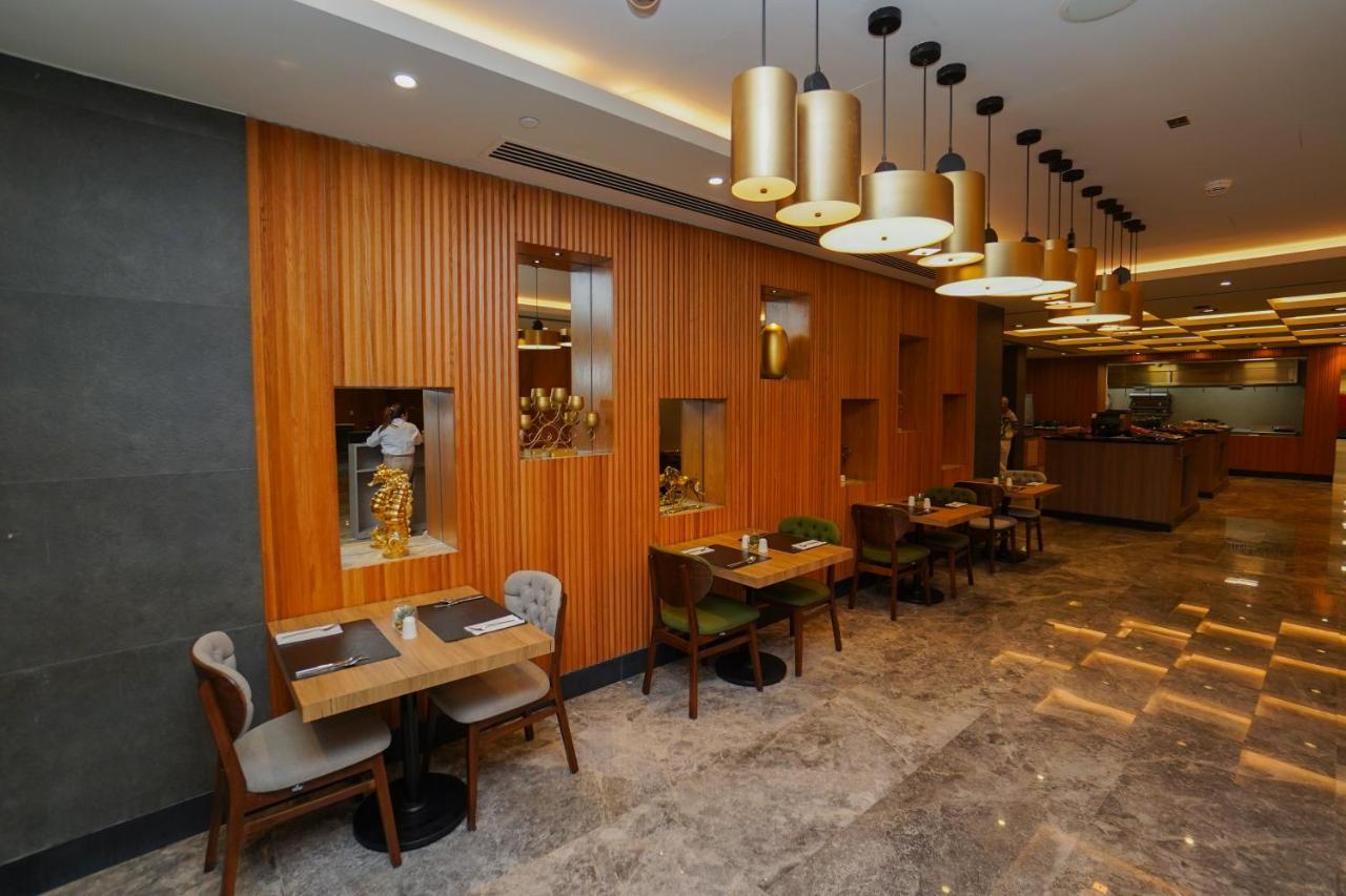 The Grand Lux Hotel Doha Exteriör bild The interior of the restaurant