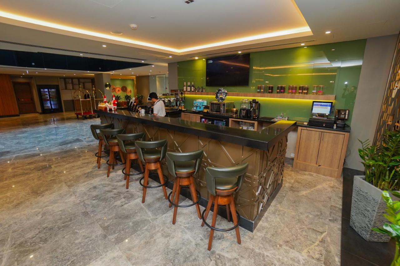 The Grand Lux Hotel Doha Exteriör bild The bar at the lounge
