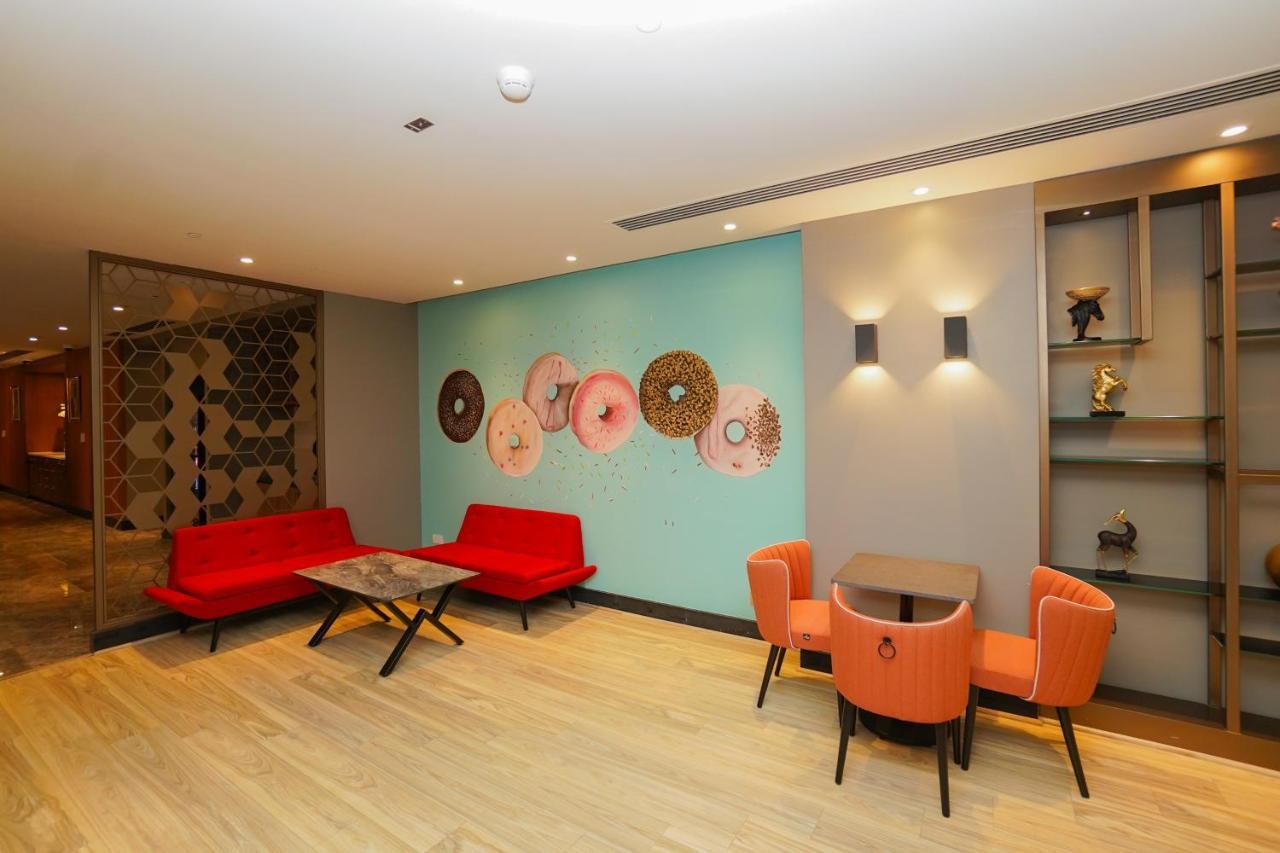 The Grand Lux Hotel Doha Exteriör bild The lounge at the airport