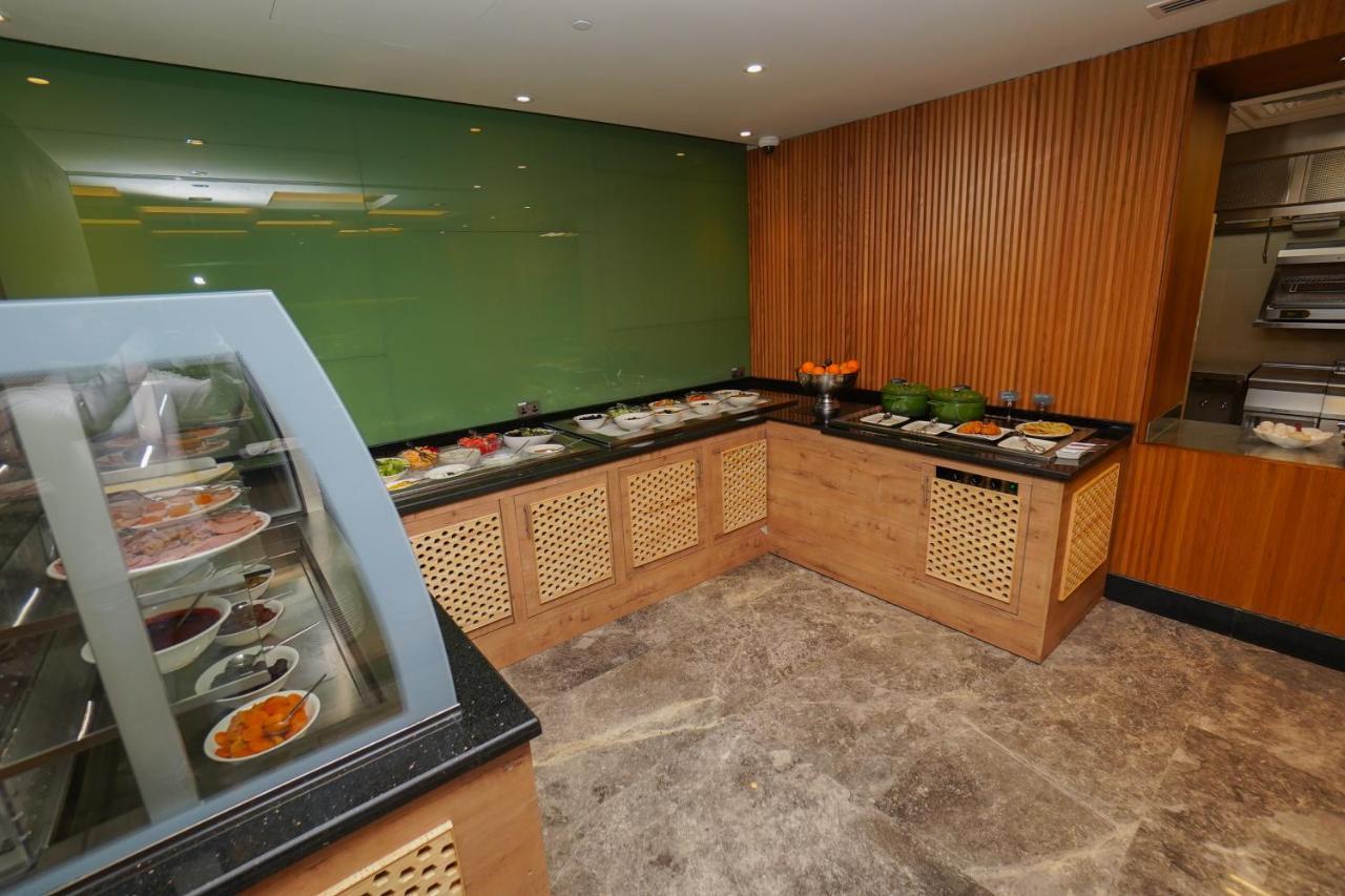 The Grand Lux Hotel Doha Exteriör bild A salad bar at a hotel